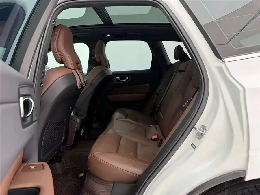 Volvo XC60 2022 B5 four-wheel drive Zhiyuan Deluxe Edition 2022 — миниатюра 5