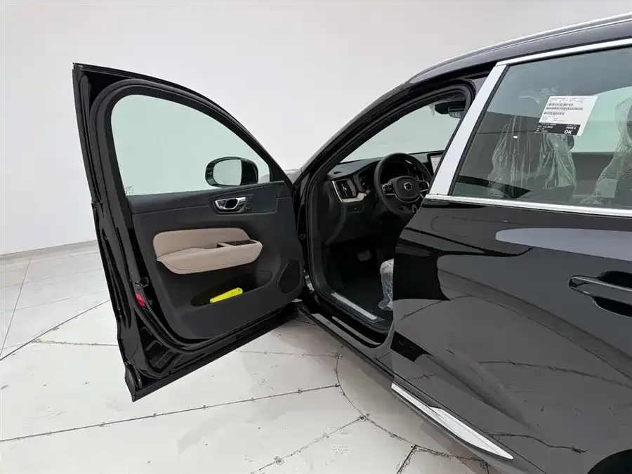 Volvo XC60 2026 B5 4WD Zhiyuan Luxury Edition 2026 — миниатюра 4