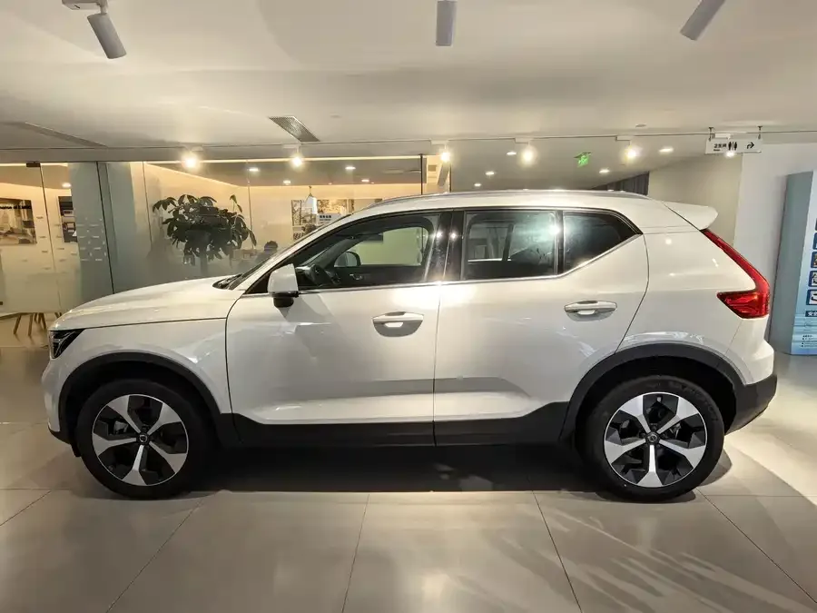 Volvo XC40 2025 B4 4WD Zhiyuan Luxury Edition 2025 — миниатюра 4