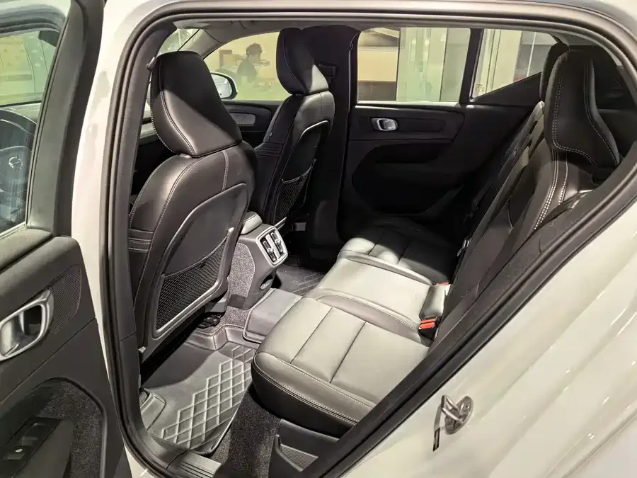 Volvo XC40 2025 B4 4WD Zhiyuan Luxury Edition 2025 — миниатюра 5