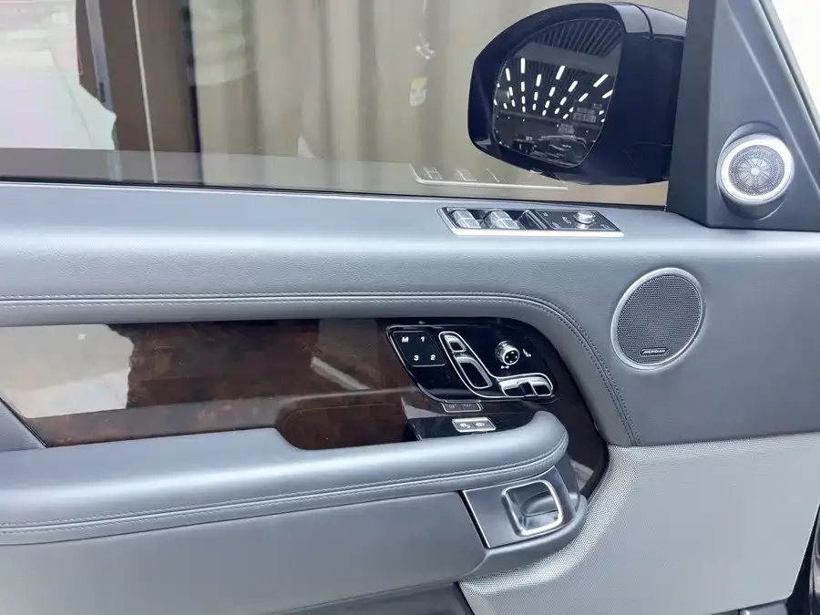 Land Rover Range Rover Range Rover 2020 3.0 L6 Legend Extended Edition 2022 — миниатюра 3
