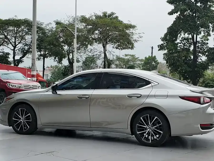 Lexus ES 2022 300h Premium Edition 2024 — миниатюра 3