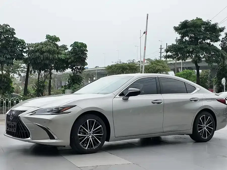 Lexus ES 2024