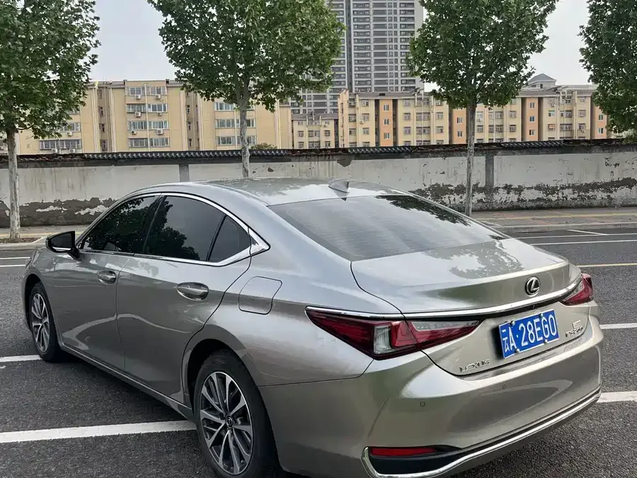 Lexus ES 2024 200 Premium Edition 2024 — миниатюра 2
