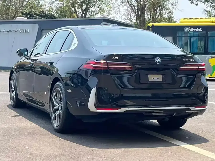 BMW i5 2025 eDrive 35L Luxury Package 2025 — миниатюра 4
