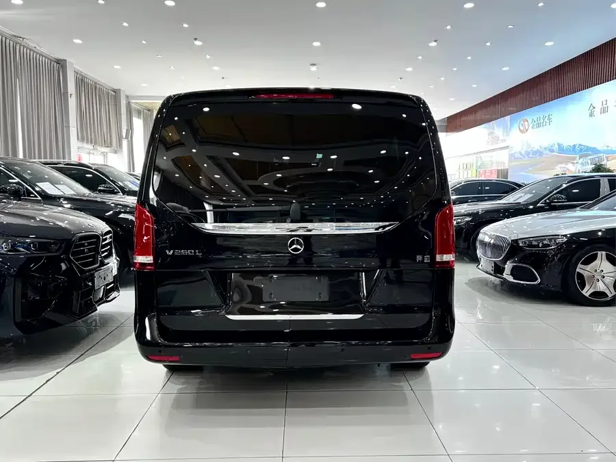 Mercedes-Benz Class V Mercedes-Benz V-Class 2022 V 260 L Long Wheelbase Premium Edition 2024 — миниатюра 2
