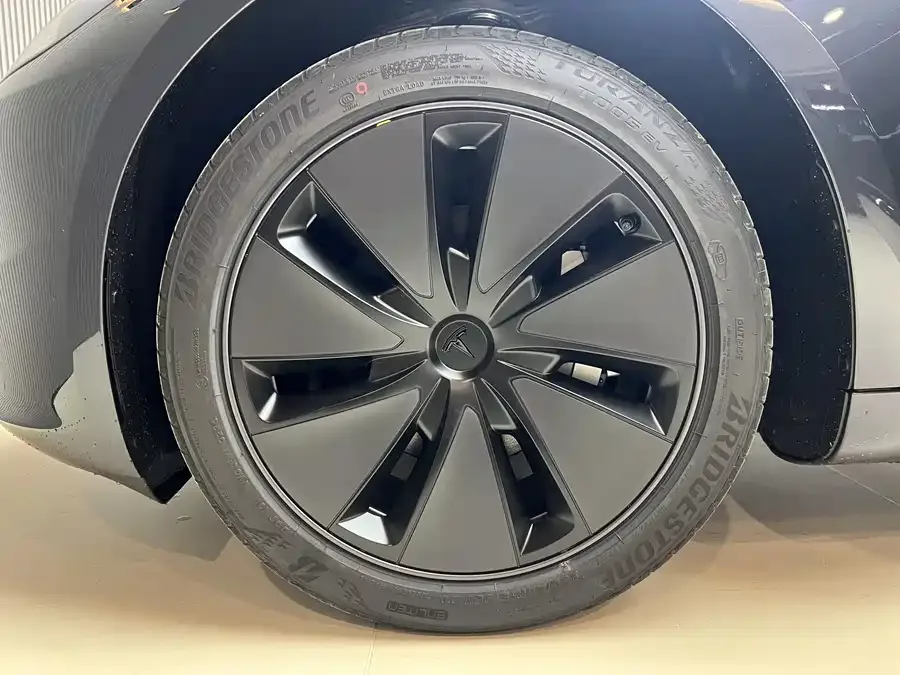Tesla Model 3 Model 3 2025 rear-wheel drive version 2026 — миниатюра 4