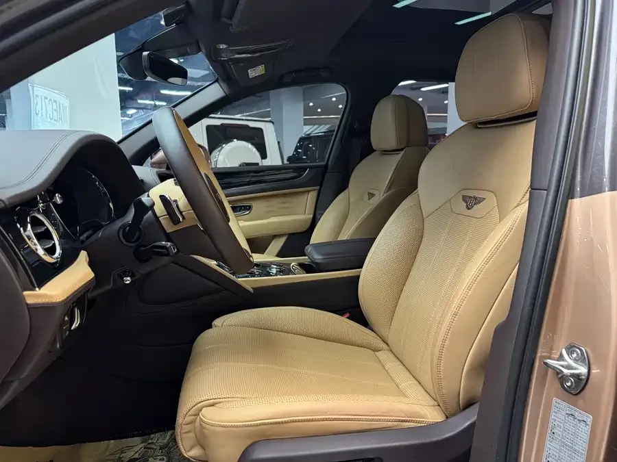 Bentley Bentayga Bentayga 2023 4.0T V8 Long Wheelbase Edition 2023 — миниатюра 3