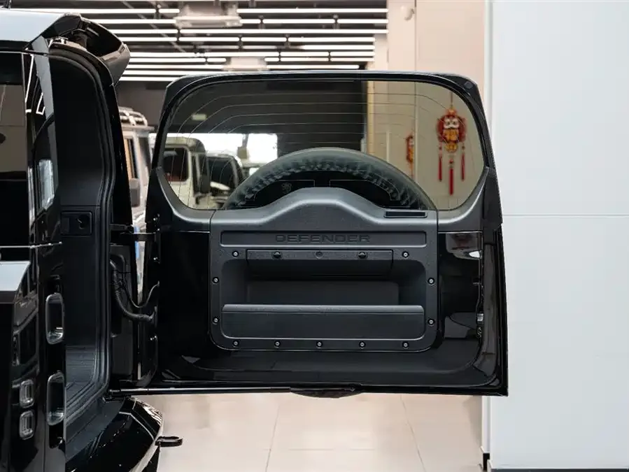 Land Rover guard Land Rover Defender 2024 110 5.0T V8 2025 — миниатюра 5