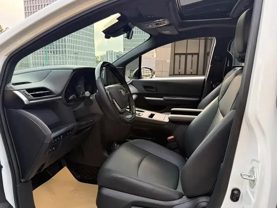 Toyota Granvia Grevia 2024 2.5L Hybrid Luxury Edition 2024 — миниатюра 2