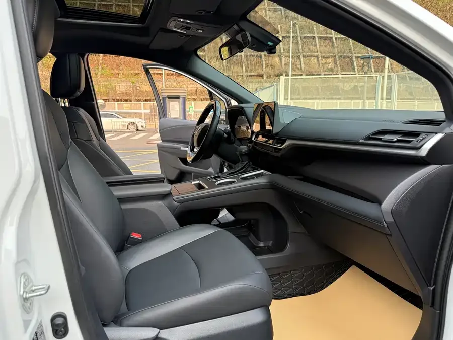 Toyota Granvia Grevia 2024 2.5L Hybrid Luxury Edition 2024 — миниатюра 3