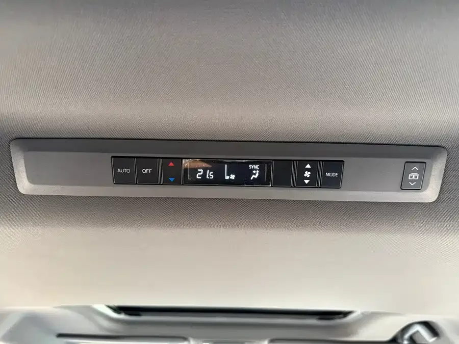 Toyota Granvia Grevia 2024 2.5L Hybrid Luxury Edition 2024 — миниатюра 4