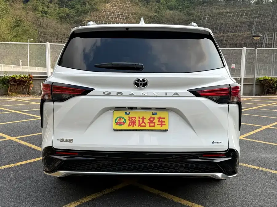 Toyota Granvia Grevia 2024 2.5L Hybrid Luxury Edition 2024 — миниатюра 5