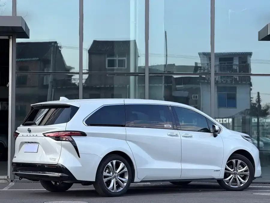 Toyota Sienna SIENNA 2023 2.5L Hybrid Premium Edition 2024 — миниатюра 2