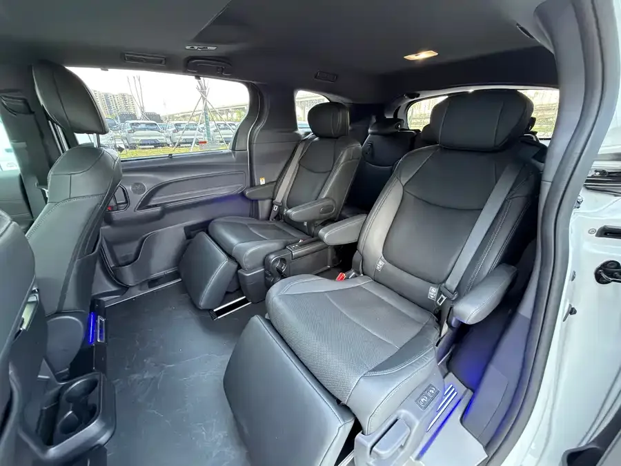Toyota Sienna SIENNA 2023 2.5L Hybrid Premium Edition 2024 — миниатюра 3