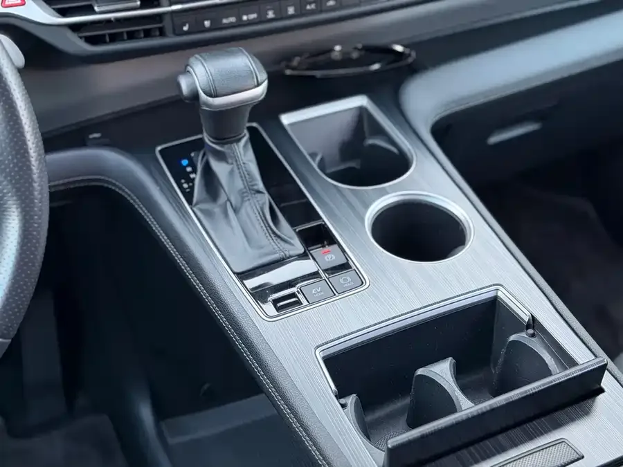 Toyota Sienna SIENNA 2023 2.5L Hybrid Premium Edition 2024 — миниатюра 4