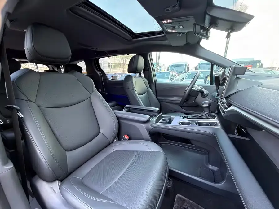 Toyota Sienna SIENNA 2023 2.5L Hybrid Premium Edition 2024 — миниатюра 5