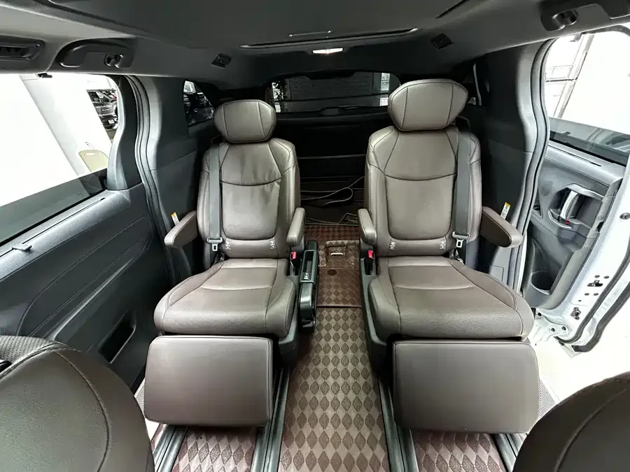 Toyota Sienna SIENNA 2024 2.5L Hybrid Platinum Edition 2024 — миниатюра 5