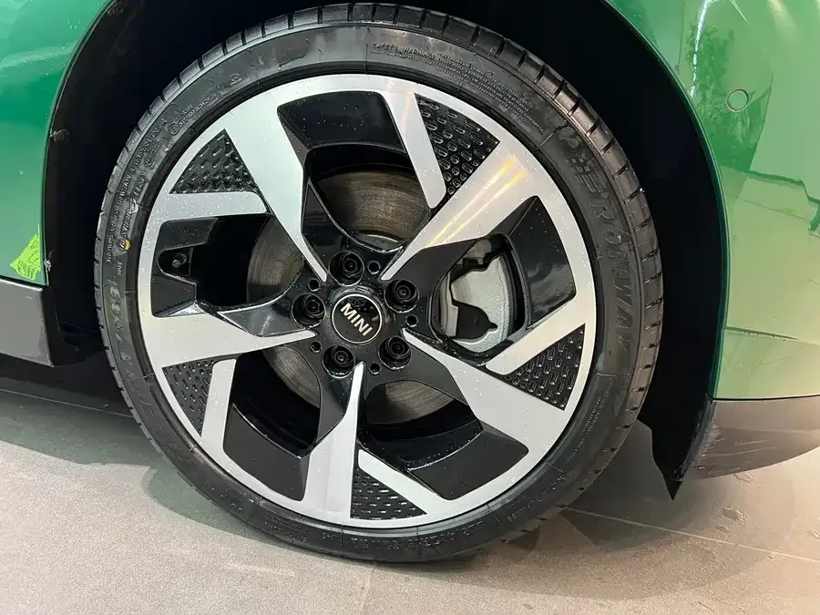 MINI electric COOPER Electric MINI COOPER 2024 Model 452km COOPER SE Artist 2024 — миниатюра 2