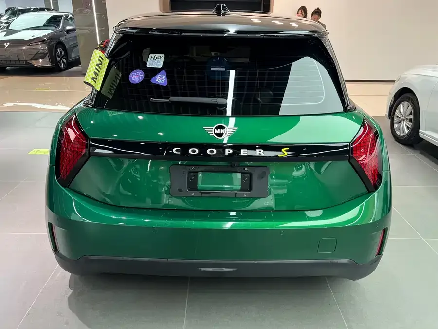 MINI electric COOPER Electric MINI COOPER 2024 Model 452km COOPER SE Artist 2024 — миниатюра 4