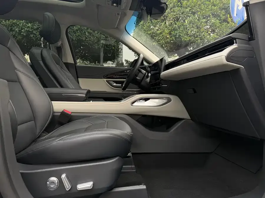 Lincoln Navigator Navigator 2023 2.0T 4WD Premium Edition 2023 — миниатюра 4