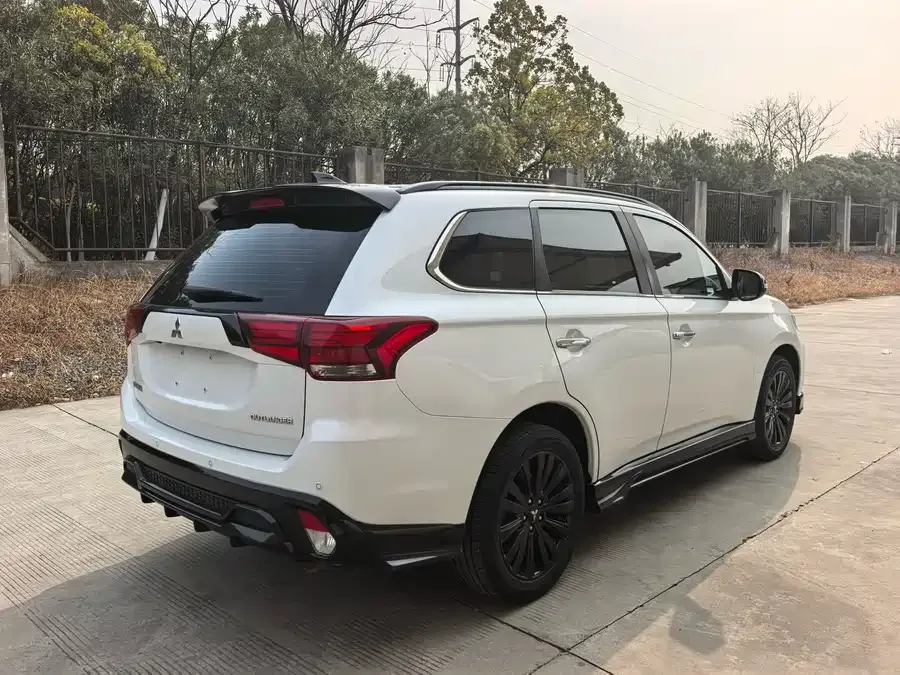 Mitsubishi Outlander Outlander 2021 2.4L 4WD Dynamic Edition 5 Seaters 2022 — миниатюра 2