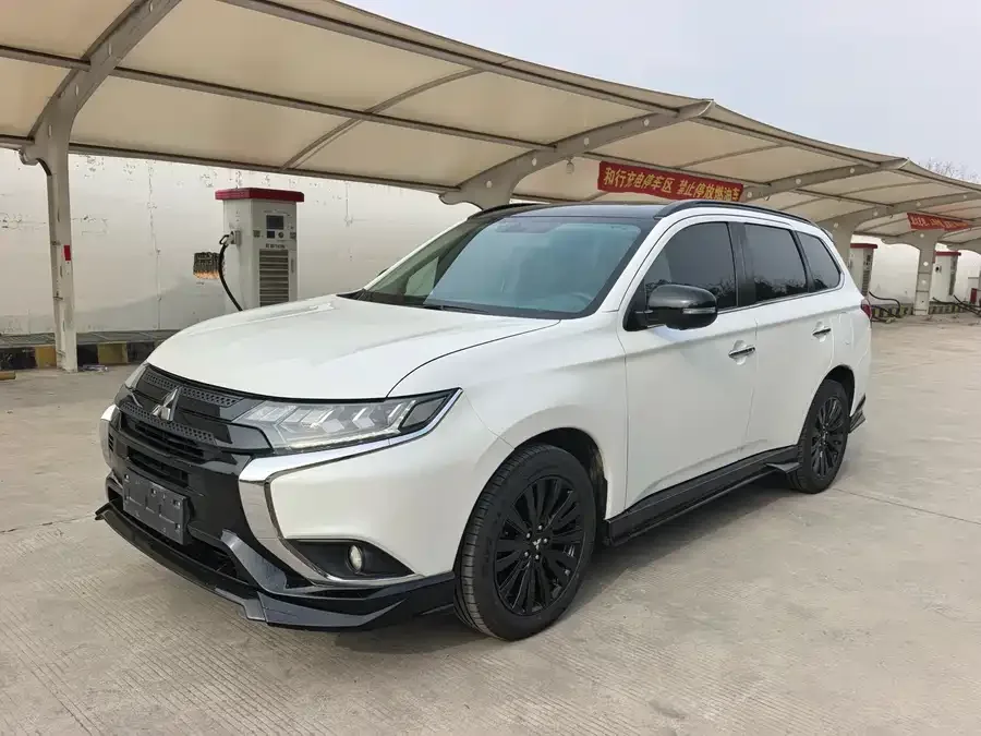 Mitsubishi Outlander Outlander 2021 2.4L 4WD Dynamic Edition 5 Seaters 2022 — фото 1, купить с доставкой в Москву