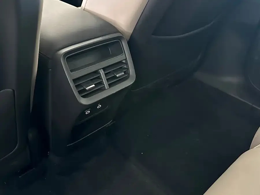 Volvo XC70 plug-in hybrid 2026 four-wheel drive long-range Core 2025 — миниатюра 5