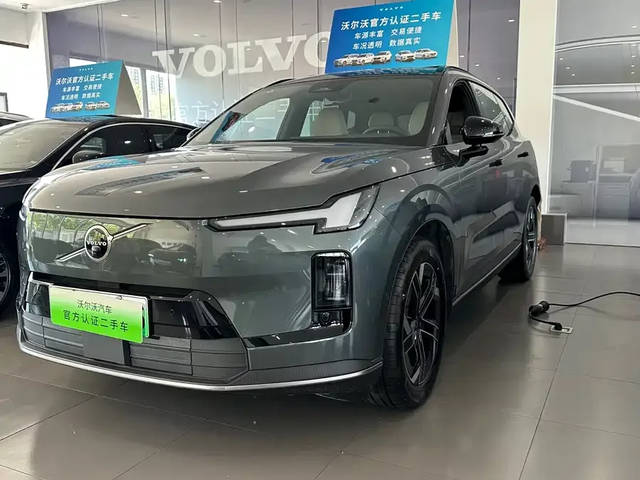 Volvo XC70 plug-in hybrid 2025