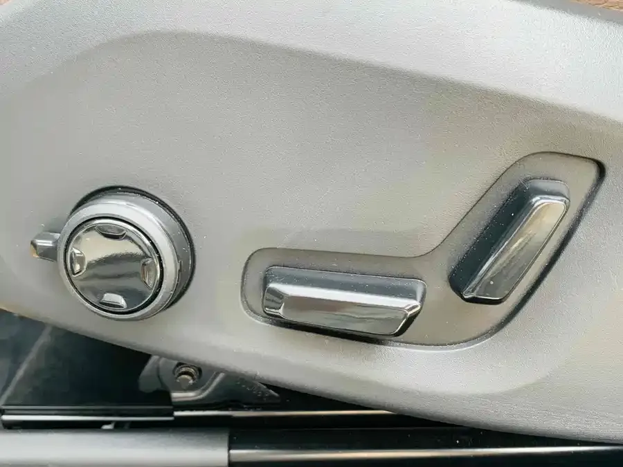 Volvo XC60 Plug-in Hybrid 2024 T8 Plug-in Hybrid Long-range Four-wheel Drive Zhiyuan Luxury Edition 2024 — миниатюра 3