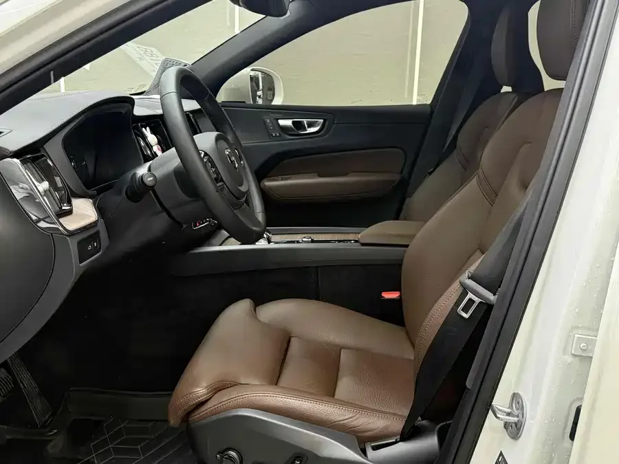Volvo XC60 Plug-in Hybrid 2024 T8 Plug-in Hybrid Long-range Four-wheel Drive Zhiyuan Luxury Edition 2024 — миниатюра 5