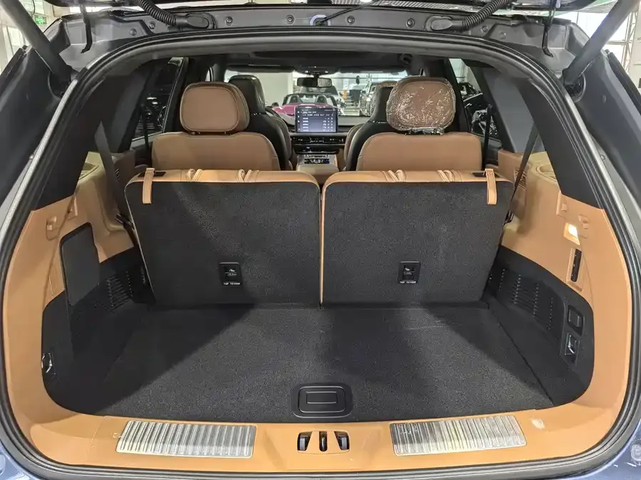 Lincoln Aviator Aviator 2022 3.0T V6 4WD Presidential Edition 2023 — миниатюра 5