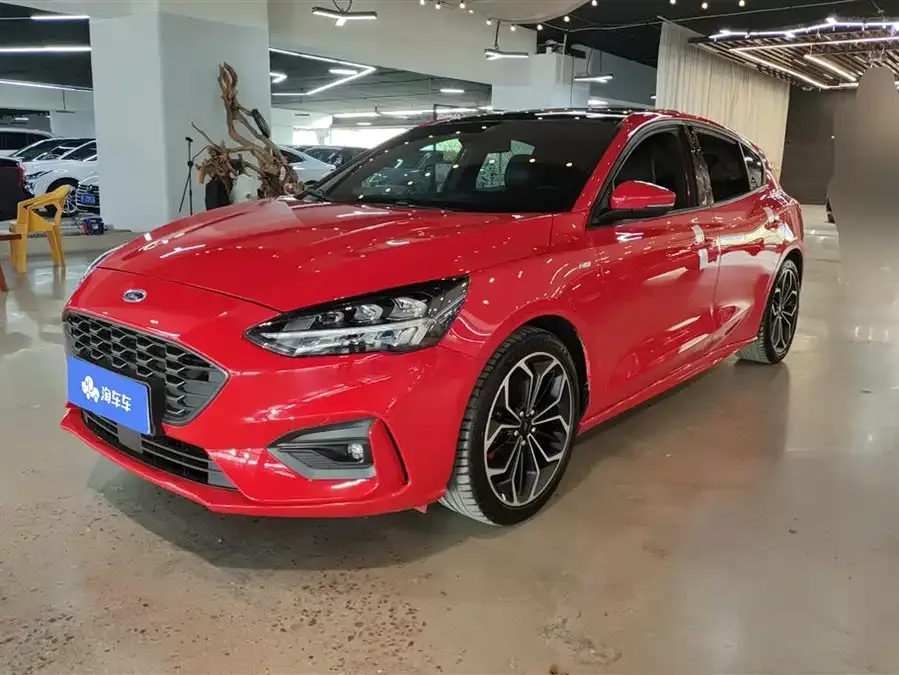 Ford Focus Focus 2021 hatchback EcoBoost 180 automatic ST Line 2022 — фото 1, купить с доставкой в Москву