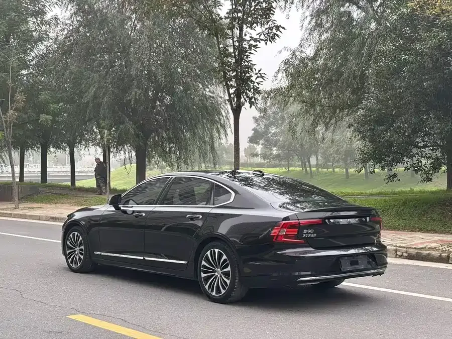 Volvo S90 2023 B5 Zhiyi Luxury Edition 2023 — миниатюра 3