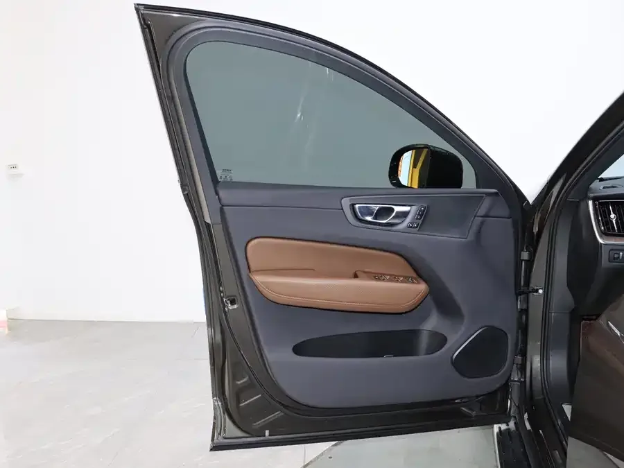 Volvo XC60 2022 B5 four-wheel drive Zhiyuan Deluxe Edition 2022 — миниатюра 4