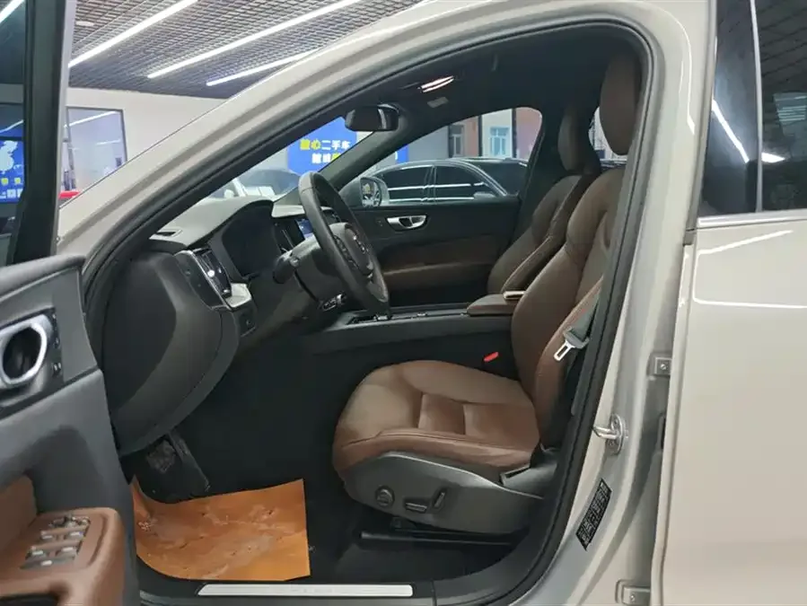 Volvo XC60 2023 B5 4WD Zhiyi Luxury Edition 2023 — миниатюра 3
