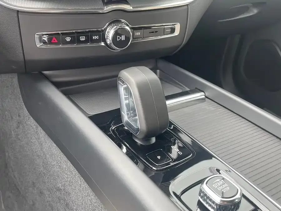 Volvo XC60 2026 B5 4WD Zhiyi Luxury Edition 2026 — миниатюра 3