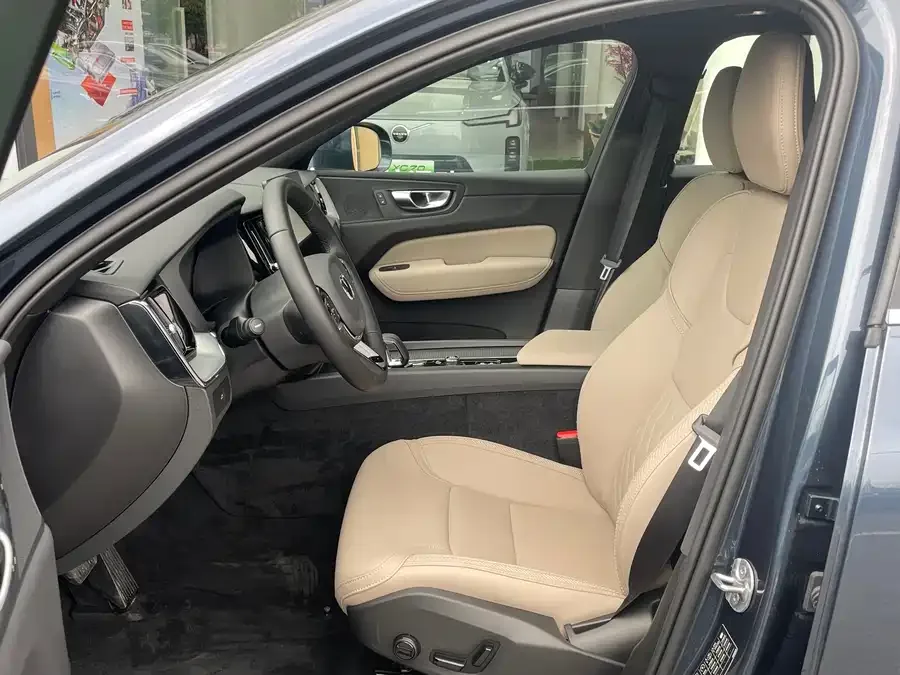 Volvo XC60 2026 B5 4WD Zhiyi Luxury Edition 2026 — миниатюра 5