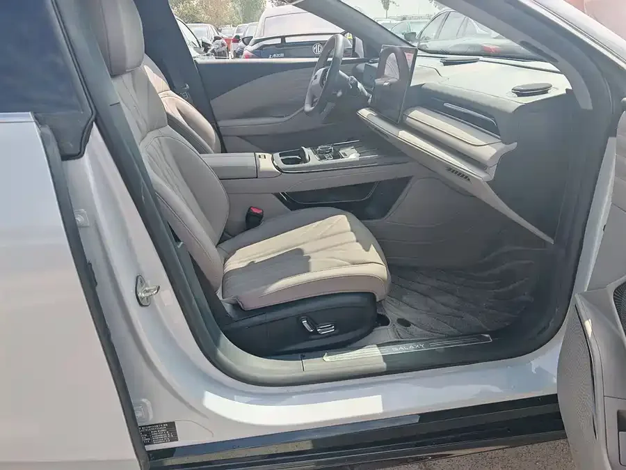 Geely Galaxy Star 8 Galaxy Star 8 2025 130km EM-i Premium Edition 2025 — миниатюра 3