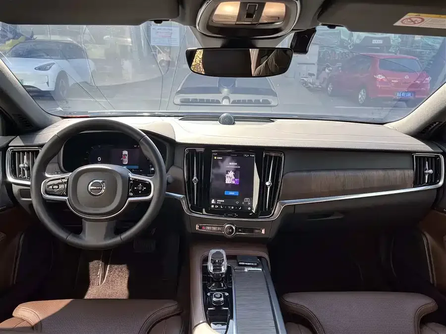 Volvo S90 2025 B5 Smart Luxury Edition 2024 — миниатюра 4
