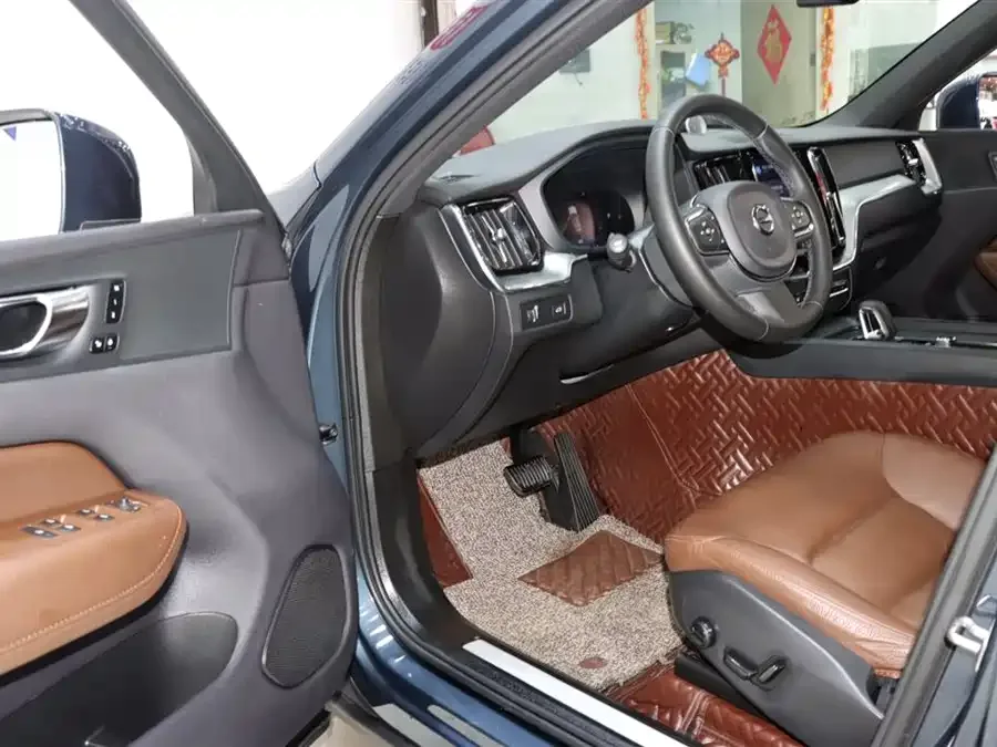 Volvo XC60 2022 B5 4WD Zhiyi Luxury Edition 2022 — миниатюра 3