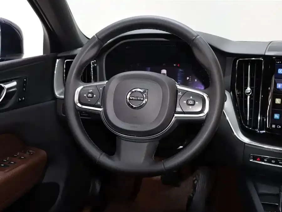 Volvo XC60 2022 B5 4WD Zhiyi Luxury Edition 2022 — миниатюра 4