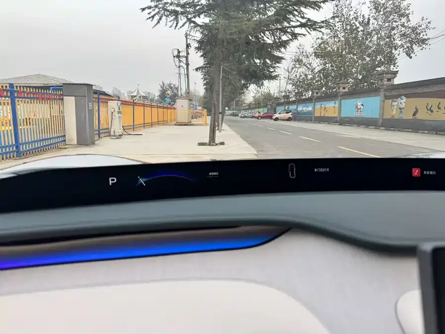 Xiaomi YU7 Xiaomi YU7 2025 Ultra-Long-Range Rear-Wheel Drive Edition 2025 — миниатюра 4