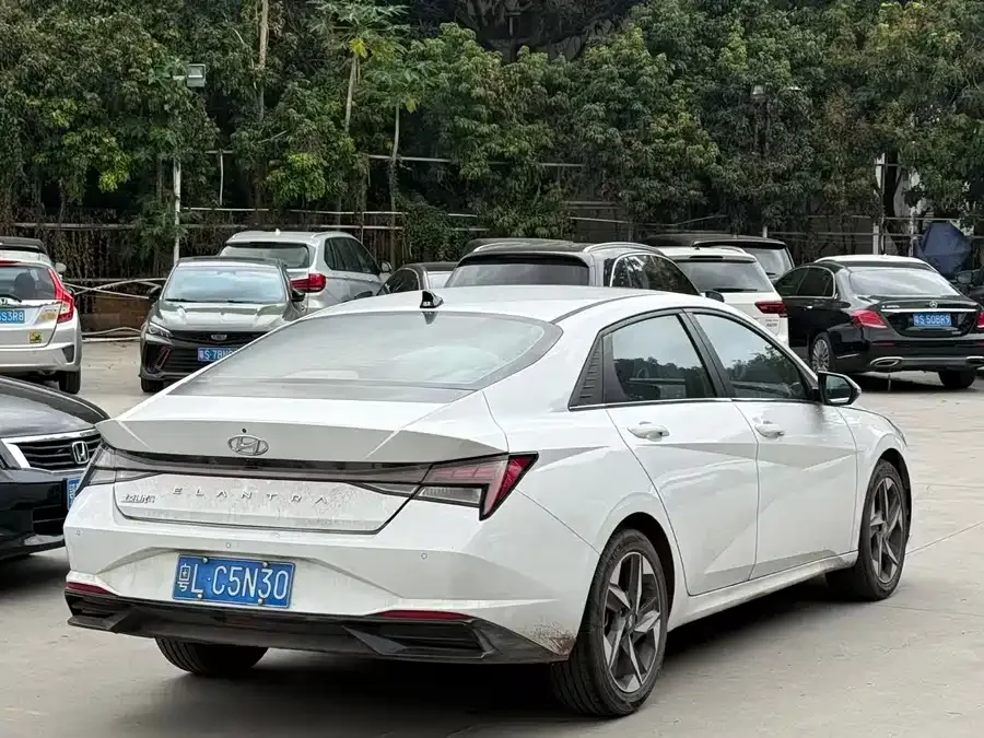 Hyundai Elantra Elantra 2021 1.5L CVT LUX Premium Edition 2022 — миниатюра 3