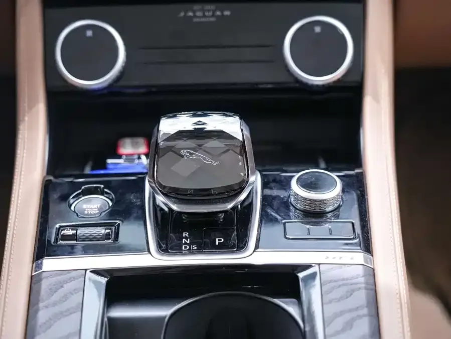 Jaguar XFL 2024 2.0T P250 2WD Luxury Edition 2024 — миниатюра 4