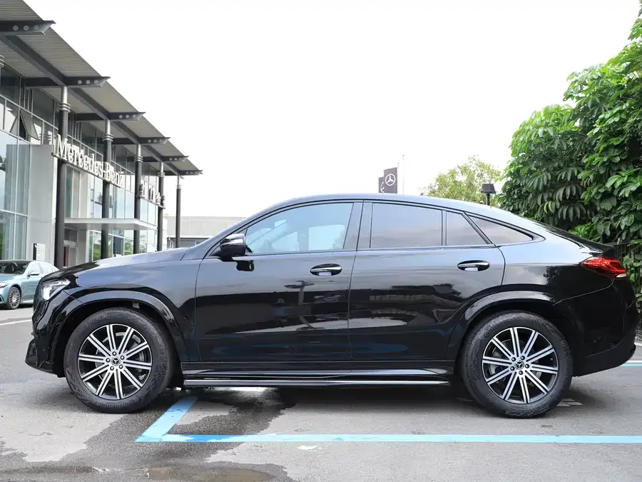 Mercedes-Benz GLE Coupe Mercedes-Benz GLE coupe 2022 facelift GLE 350 4MATIC coupe SUV luxury model 2022 — миниатюра 4
