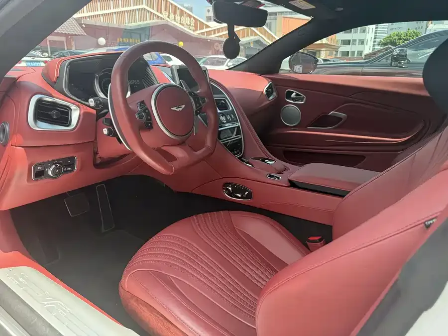 Aston Martin DB11 2022 4.0T V8 Coupe 2022 — миниатюра 2