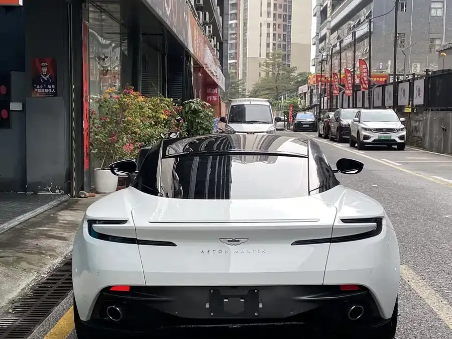 Aston Martin DB11 2022 4.0T V8 Coupe 2022 — миниатюра 3