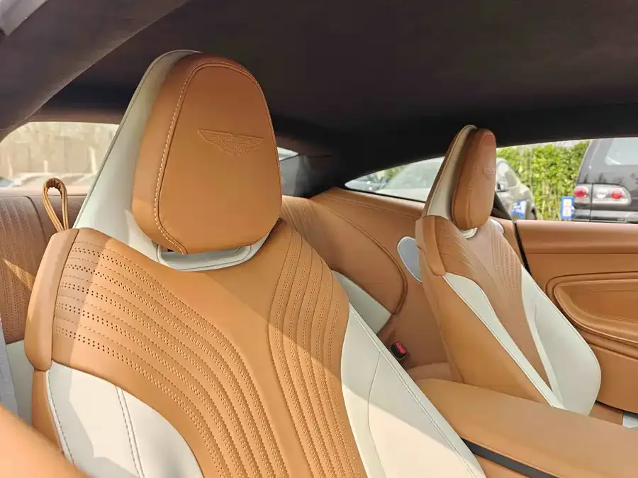 Aston Martin DB11 2022 4.0T V8 Coupe 2025 — миниатюра 2