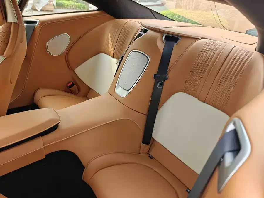Aston Martin DB11 2022 4.0T V8 Coupe 2025 — миниатюра 5